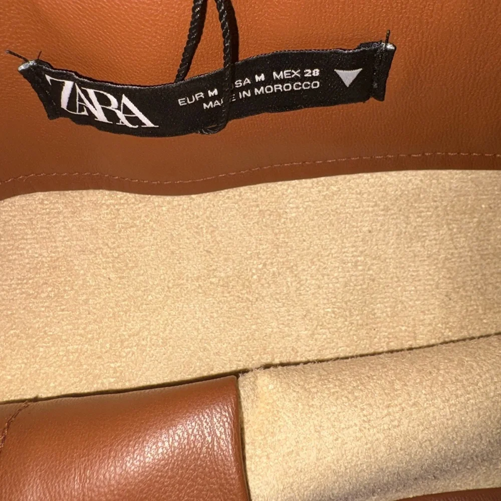 Zara Faux Leather Mini Skirt Caramel Brown High-Waist Chic Luxury Look - Picture 4 of 6